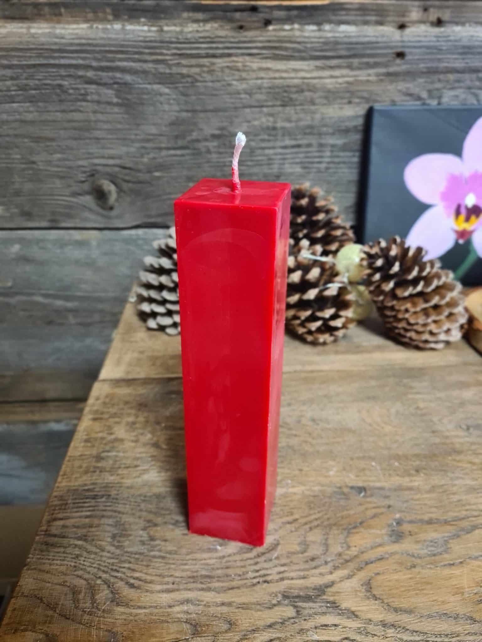 Bougie pilier colorée cubique rouge