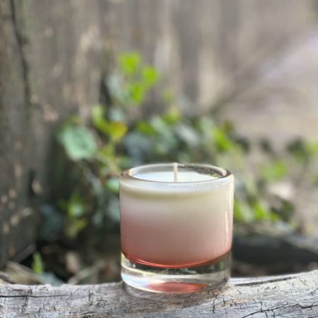 Bougie artisanale parfumée – Cire végétale & verre soufflé bouche rose translucide