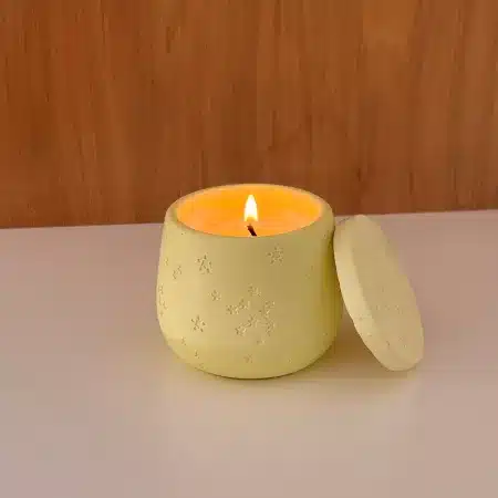Bougie parfumée artisanale jaune clair – Contenant étoilé